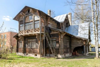 Историческое здание с участком в Ломоносове