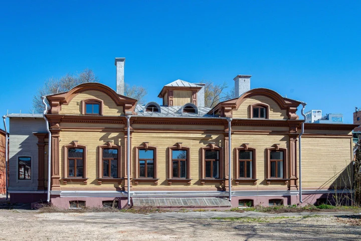 Здание «Дом В.М.Рукавишникова», площадь 721,4 кв.м., кадастр.№: 52:18:0060090:73, по адресу: Российская Федерация, Нижегородская область, г. Нижний Новгород, ул. Большая Печерская, д.21. Ограничения (обременения): объект культурного наследия.