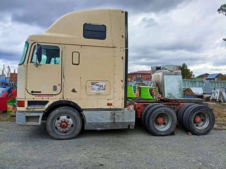 INTERNATIONAL 9800, бежевый, 1998, 928 864 км, 10.8 МТ (330 л.с.), дизель, задний, VIN 1HSRUAHR6XH593158.