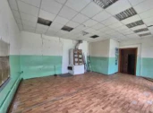 Здание, 2-этажное, 489,9 кв.м с земельным участком 998 кв.м: Ярославская область, р-н Некрасовский, с. Бурмакино, ул. Центральная, д. 21, с земельным участком