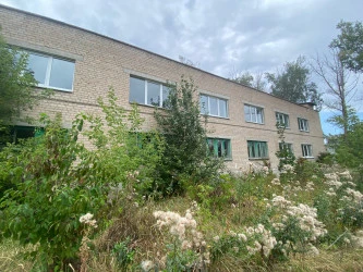 Нежилое здание, площадью 1 131 кв.м. и земельный участок в п. Колпна