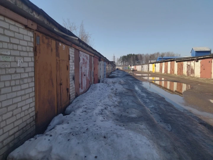 Здание 430,8 кв.м с земельным участком 1186 кв.м, гаражный бокс в ГК "Символ": Ярославская область, м. о. Ярославский, рп. Лесная Поляна, дом 11