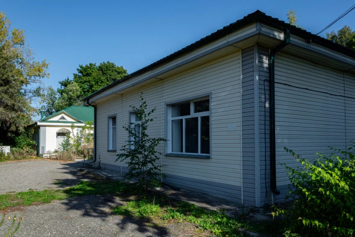 Здание больницы площадью 1 022,9 кв.м. и земельный участок площадью 29 110 кв.м. по адресу: Липецкая область, Становлянский муниципальный округ, с. Ламское, ул. Школьная, д. 20