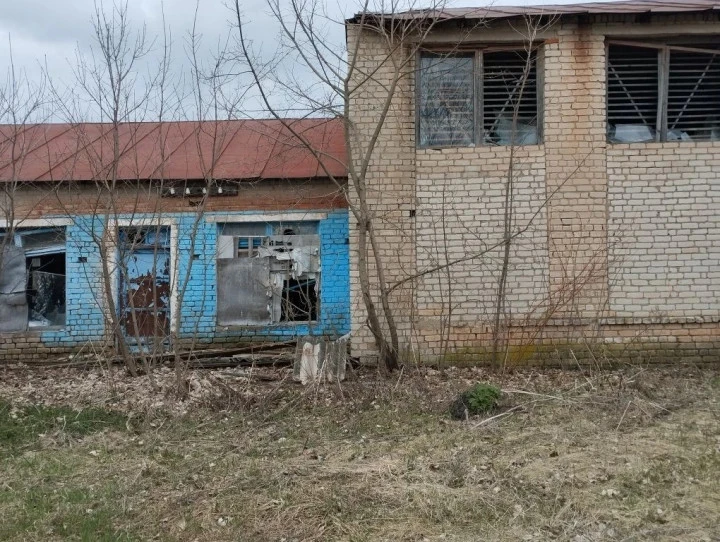 1) Земельный участок площадь 22 575 +/- 107 кв.м., кад.№: 48:14:1560105:12; 2) Здание 912,9 кв. м.; 3) Здание 116,4 кв. м.; 4) Сооружение 25,6 кв. м. по адресу: Липецкая обл, р-н Становлянский, с. Семенек, ул. Юрикова, д. 23