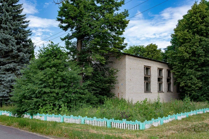 Имущественный комплекс в составе из 2 здания и сооружения с земельным участком 5 454 кв.м.
