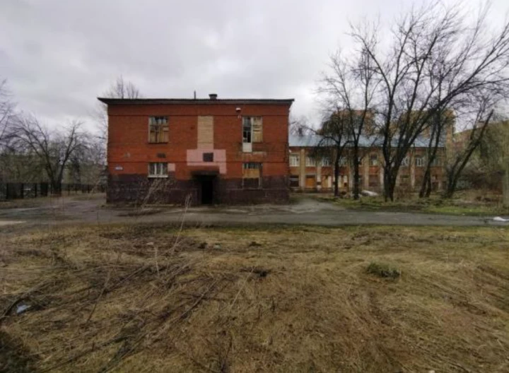 Здание бывш. больницы,  площадью 1928 кв. м, земельный участок, площадью 8721 кв. м, движимое имущество: г. Ярославль, ул. 8 Марта, д. 5