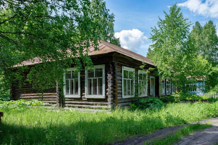 Нежилое здание 481,8 кв.м. с земельным участком 9 154 кв.м. в п. Заря