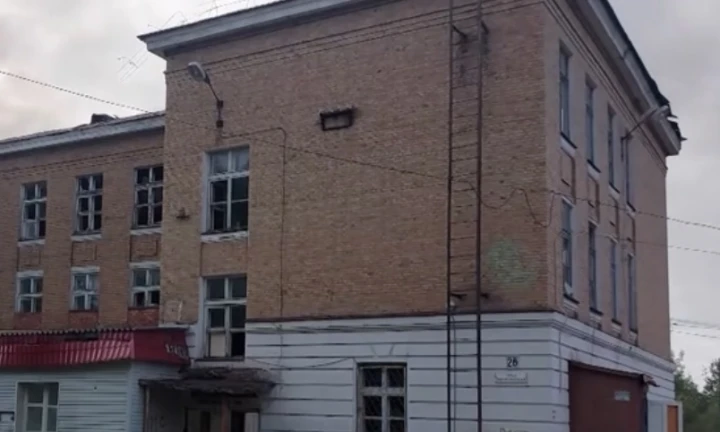 Здание поликлиники, площадью 1 746,6 кв. м., земельный участок, площадью 3457 кв. м: Республика Коми, г. Ухта, пгт. Ярега, ул. Октябрьская, д. 28