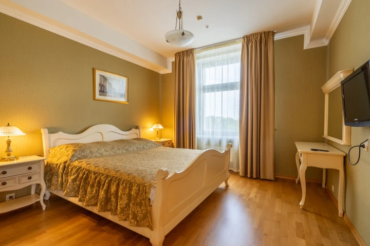 Гостиница 4* в  г. Ярославле, на Московском пр-те, д. 10/15, с земельным участком