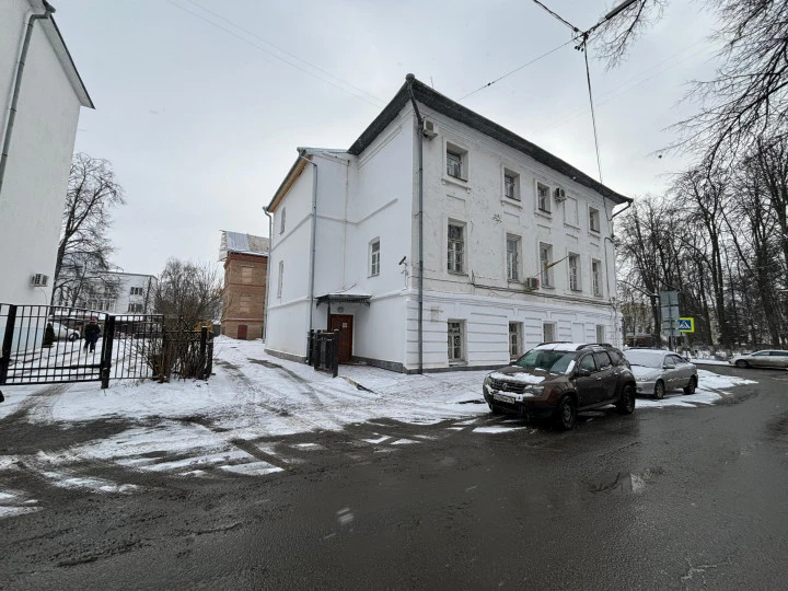 Историческое здание 809,6 кв.м с земельным участком в центре города: Ярославская область, г. Ярославль, пл. Челюскинцев, 10/3