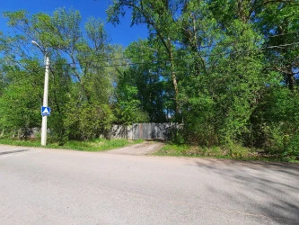 Нежилые здания общей площадью 475,3 кв. м, расположенные на земельном участке площадью 3449 кв. м в Петергофе на Прогонной улице.
