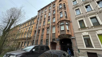 Нежилое здание площадью 8 кв. м, расположенное на земельном участке площадью 8 кв. м на Можайской улице