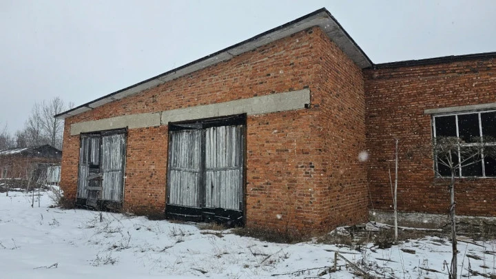 Производственное здание 825,3 кв.м, земельный участок 3051 кв.м по адресу: Российская Федерация, Республика Коми, муниципальный округ Княжпогостский, город Емва, улица Совхозная, дом 12а