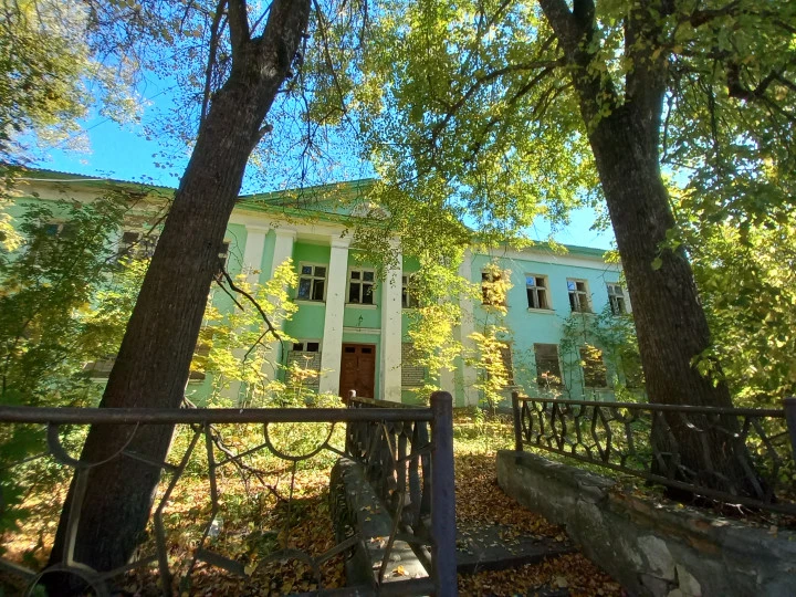 Нежилое здание, 2-этажное, площадь 743,4 кв. м, земельный участок, площадь 1048 кв. м по адресу: Ярославская область, Переславль-Залесский муниципальный округ, село Берендеево, улица Горького, дом 6
