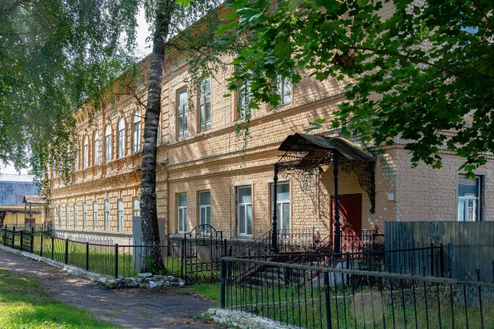 Здание, назначение: нежилое, наименование: «Земская управа», площадь 3723 кв.м., кадастровый номер: 52:51:0070009:2389, расположенное по адресу: Российская Федерация, Нижегородская область, м.о. Ардатовский, р.п. Ардатов, ул. 30 лет ВЛКСМ, д.28