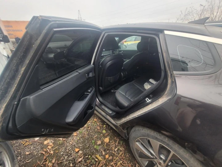 Автомобиль KIA OPTIMA, 2018, Идентификационный номер: XWEGW413BJ0006542, принадлежащий Продавцу на праве собственности, что подтверждается Договором купли-продажи № ОВ/Ф-39512-02-01-С-01 от 28.04.2018 г.