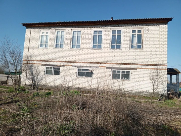 Жилой дом с подвалом площадью 297 кв. и земельным участком площадью 1 243 кв. м в р.п. им. В.И. Ленина Ульяновской области