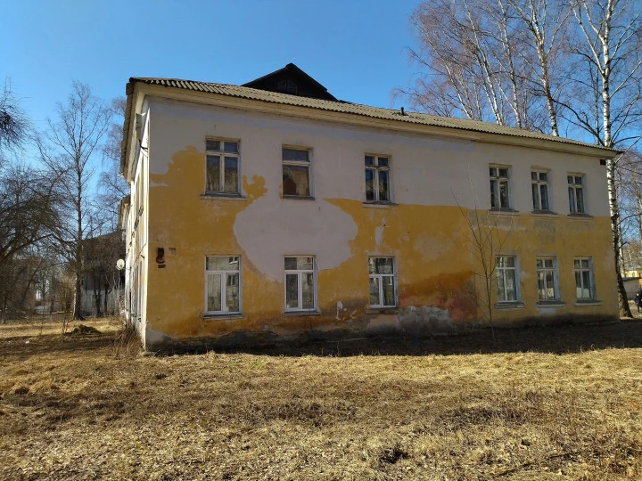 Имущественный комлекс со зданием пл. 633,2 кв. м,  зем. участком пл. 4271 кв.м, дорогойи тротуарами пл. 424 кв. м: ЯО, г. Рыбинск, ул. Толбухина, д. 10