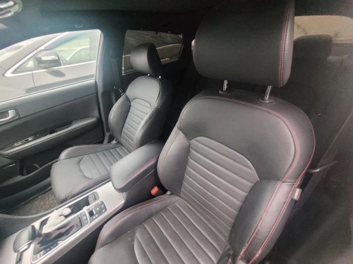 Автомобиль KIA OPTIMA, 2018, Идентификационный номер: XWEGW413BJ0006542, принадлежащий Продавцу на праве собственности, что подтверждается Договором купли-продажи № ОВ/Ф-39512-02-01-С-01 от 28.04.2018 г.