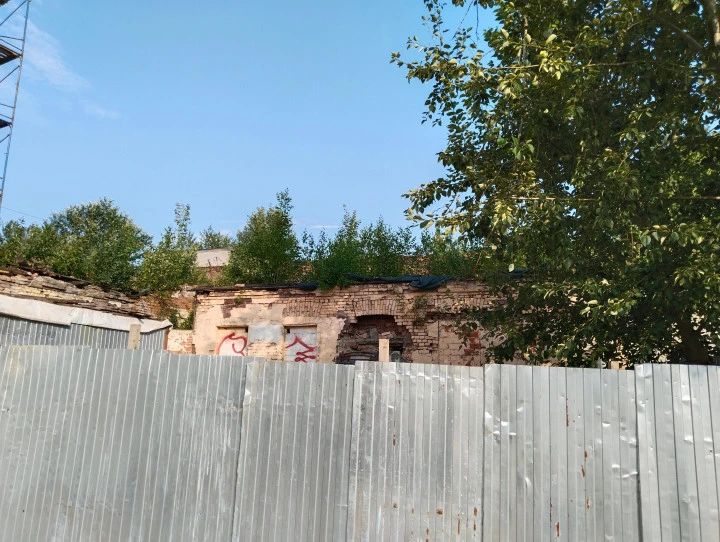 Здание 276,8 кв.м с участком под реконструкцию