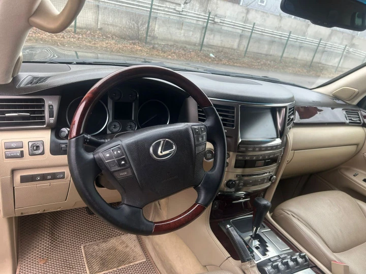 Автомобиль LEXUS LX 570, г. Ростов-на-Дону