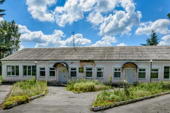 Нежилое здание и земельный участок по адресу: Липецкая область, Становлянский округ, д. Паленка, ул. Школьная, д. 1.