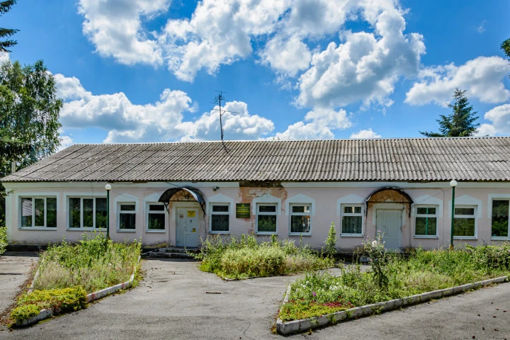 Нежилое здание и земельный участок по адресу: Липецкая область, Становлянский округ, д. Паленка, ул. Школьная, д. 1.