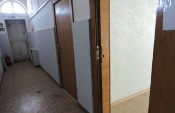 Здание Банка, площадью 1415,6 кв.м., с гаражом, площадью 188,7 кв.м., по адресу: Амурская область, г. Шимановск, ул. Комсомольская, д. 33
