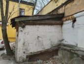 Нежилое здание площадью 8,8 кв. м, расположенное на земельном участке площадью 12 кв. м на Курляндской улице