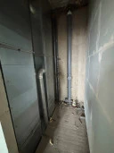 Жилое помещение (квартира), пл. 68,8 кв. м., эт.5, кад. номер: 50:49:0010103:2313, адрес: МО, г. Звенигород, кв-л Маяковского, д. 19а, кв. 17. В соответствии с выпиской из домовой книги от 13.04.2026, зарегистрированные лица отсутствуют.