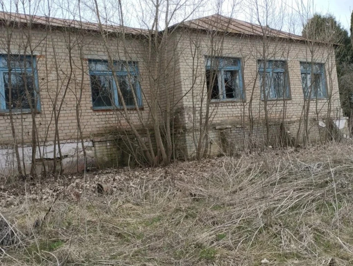 1) Земельный участок площадь 22 575 +/- 107 кв.м., кад.№: 48:14:1560105:12; 2) Здание 912,9 кв. м.; 3) Здание 116,4 кв. м.; 4) Сооружение 25,6 кв. м. по адресу: Липецкая обл, р-н Становлянский, с. Семенек, ул. Юрикова, д. 23