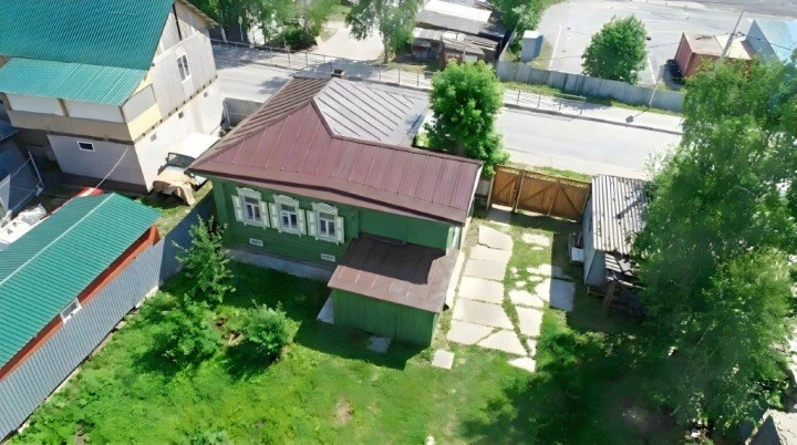 Здание общей площадью 81,8 кв. м с кадастровым номером 86:12:0103010:101 («Жилой дом» памятник истории и культуры)  расположенное  на земельном. участкеАдрес: г. Ханты-Мансийск, ул. Кирова, д. 22