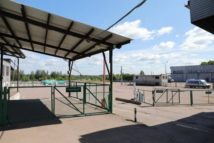 Склад временного  хранения с закрытой  и открытой площадкой  и рефрижератором.
