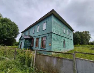 Здание, 2-этажное, 489,9 кв.м с земельным участком 998 кв.м: Ярославская область, р-н Некрасовский, с. Бурмакино, ул. Центральная, д. 21, с земельным участком