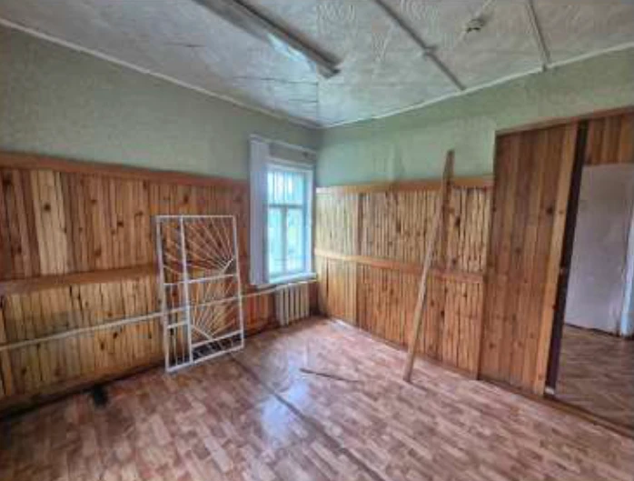 Здание, 2-этажное, 489,9 кв.м с земельным участком 998 кв.м: Ярославская область, р-н Некрасовский, с. Бурмакино, ул. Центральная, д. 21, с земельным участком