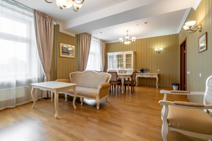 Гостиница 4* в  г. Ярославле, на Московском пр-те, д. 10/15, с земельным участком