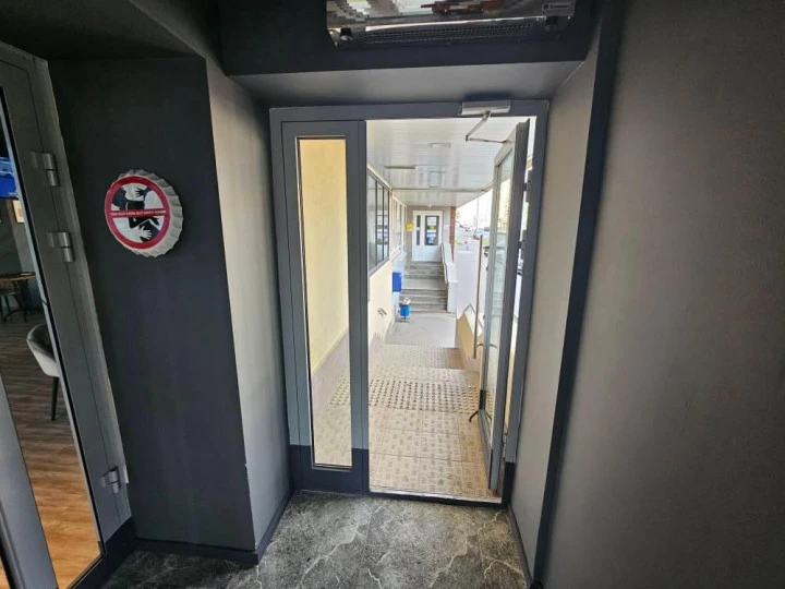 Помещение стрит-ритейла площадью 159,4 кв. м в ЮЗАО, Москва