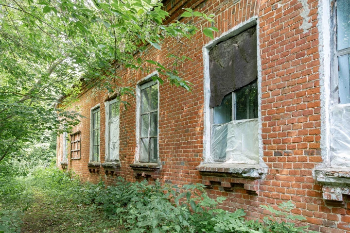 2 нежилых здания и земля 2 200 кв.м. в д. Малый Мечек