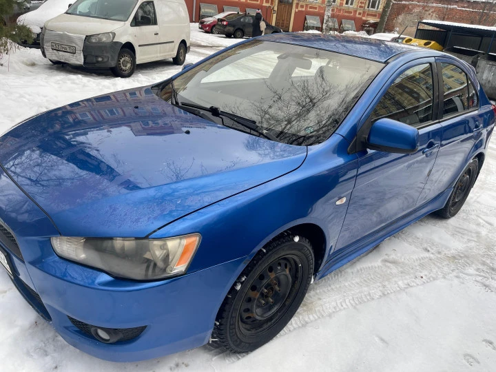 Автомобиль: марка Mitsubishi Lancer 1.8, год выпуска: 2008г., цвет: синий, модель № двигателя: 4B10 CB7431, шасси: отсутствует; кузов:  № JMBLNCX3A9U000766, идентификационный номер (VIN): JMBLNCX3A9U000766. Обременение: в залоге у АО «Эксперт Банк».