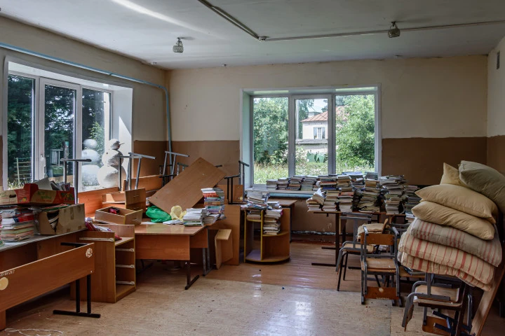 Нежилое здание и земельный участок по адресу: Липецкая область, Становлянский округ, д. Паленка, ул. Школьная, д. 1.