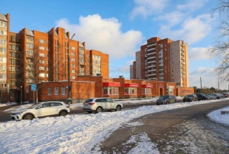 Административное здание с земельным участком в центре Соснового Бора