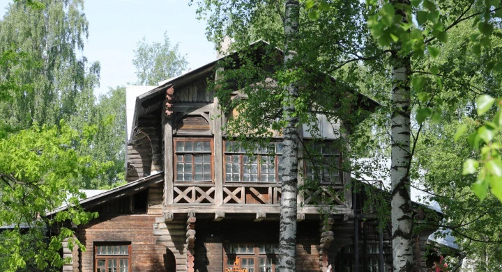 Историческое здание с участком в Ломоносове