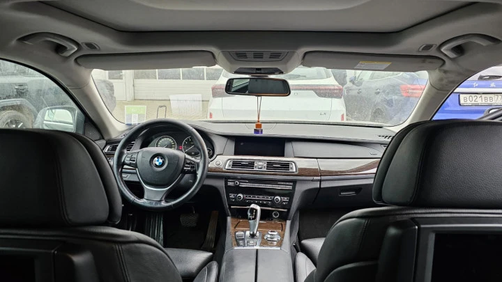 Автомобиль BMW 750Li