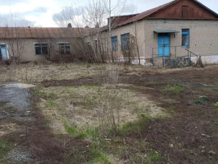 1) Земельный участок площадь 22 575 +/- 107 кв.м., кад.№: 48:14:1560105:12; 2) Здание 912,9 кв. м.; 3) Здание 116,4 кв. м.; 4) Сооружение 25,6 кв. м. по адресу: Липецкая обл, р-н Становлянский, с. Семенек, ул. Юрикова, д. 23