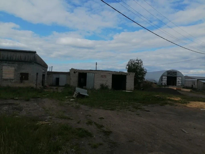Здание гаража 252,4 кв.м, земельный участок 754 кв.м: Республика Коми, Княжпогостский округ, г. Емва, ул. 60 лет Октября, д. 2а