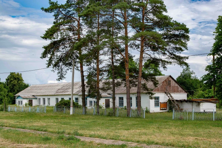 Имущественный комплекс (2 здания + 8 298 кв.м. земли)  Липецкая область, Измалковский муниципальный округ, село Чермошное, дом 39.
