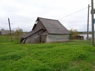 Нежилое здание совместно с земельным участком на берегу оз. Лучки