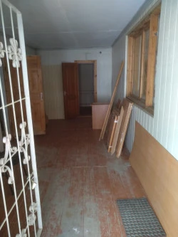 Административное здание , общей площадью 140,7 кв. м., с земельным участком, общей площадью 1 200 +/- 24,25  кв. м.  расположенный по адресу: Ханты-Мансийский автономный округ - Югра, Октябрьский район, пгт Октябрьское, ул. Светлая, д. 6