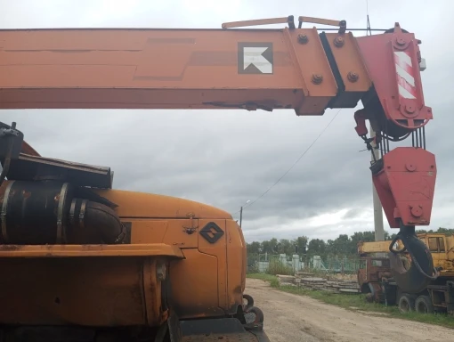 Кран автомобильный на базе шасси УРАЛ-5557-1151-40
