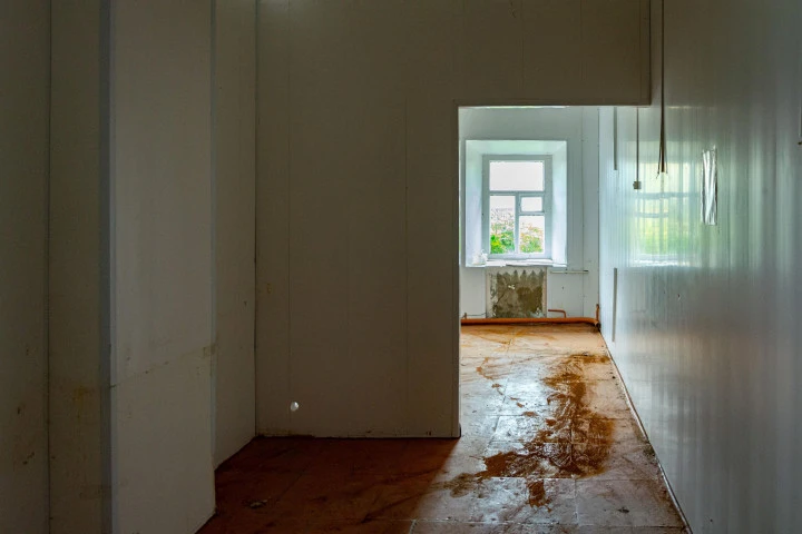 Нежилое здание, общей площадью 1095,5 кв.м. с земельным участком в г. Болхов Орловской области.